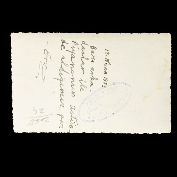 Bir hemşirenin terekesinden, ağırlıkla 1940 - 1960 yılları arasını kapsayan, öğrencilik ve meslek yaşamına ışık tutan 134 adet fotoğraf ve 6 adet belge lotu...