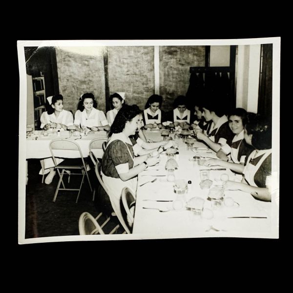 Bir hemşirenin terekesinden, ağırlıkla 1940 - 1960 yılları arasını kapsayan, öğrencilik ve meslek yaşamına ışık tutan 134 adet fotoğraf ve 6 adet belge lotu...