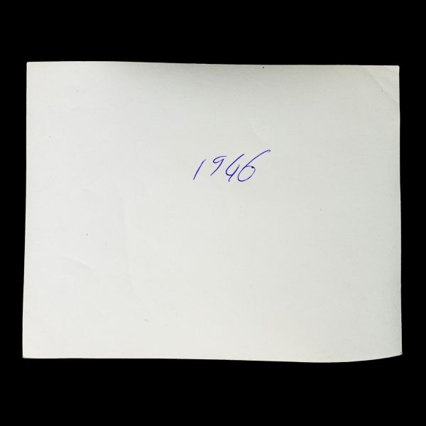 Bir hemşirenin terekesinden, ağırlıkla 1940 - 1960 yılları arasını kapsayan, öğrencilik ve meslek yaşamına ışık tutan 134 adet fotoğraf ve 6 adet belge lotu...