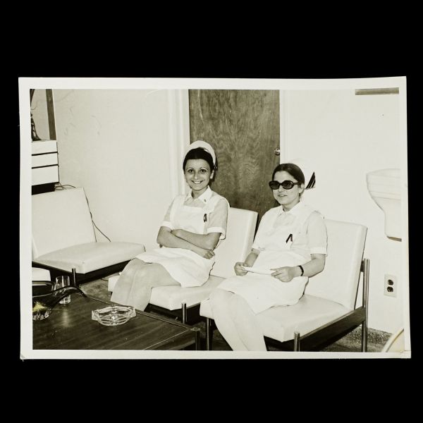 Bir hemşirenin terekesinden, ağırlıkla 1940 - 1960 yılları arasını kapsayan, öğrencilik ve meslek yaşamına ışık tutan 134 adet fotoğraf ve 6 adet belge lotu...