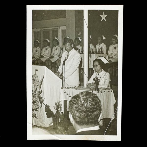 Bir hemşirenin terekesinden, ağırlıkla 1940 - 1960 yılları arasını kapsayan, öğrencilik ve meslek yaşamına ışık tutan 134 adet fotoğraf ve 6 adet belge lotu...