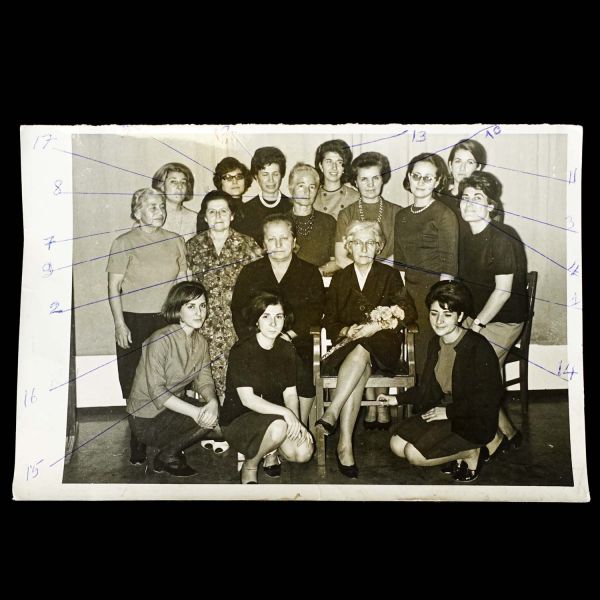 Bir hemşirenin terekesinden, ağırlıkla 1940 - 1960 yılları arasını kapsayan, öğrencilik ve meslek yaşamına ışık tutan 134 adet fotoğraf ve 6 adet belge lotu...