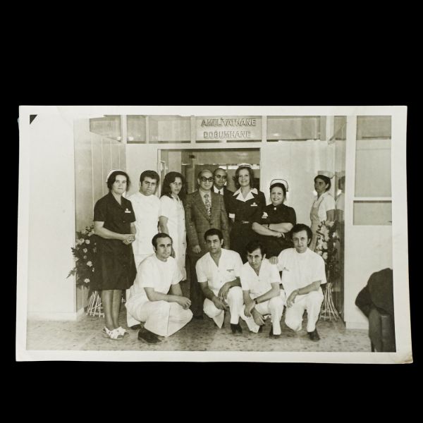 Bir hemşirenin terekesinden, ağırlıkla 1940 - 1960 yılları arasını kapsayan, öğrencilik ve meslek yaşamına ışık tutan 134 adet fotoğraf ve 6 adet belge lotu...