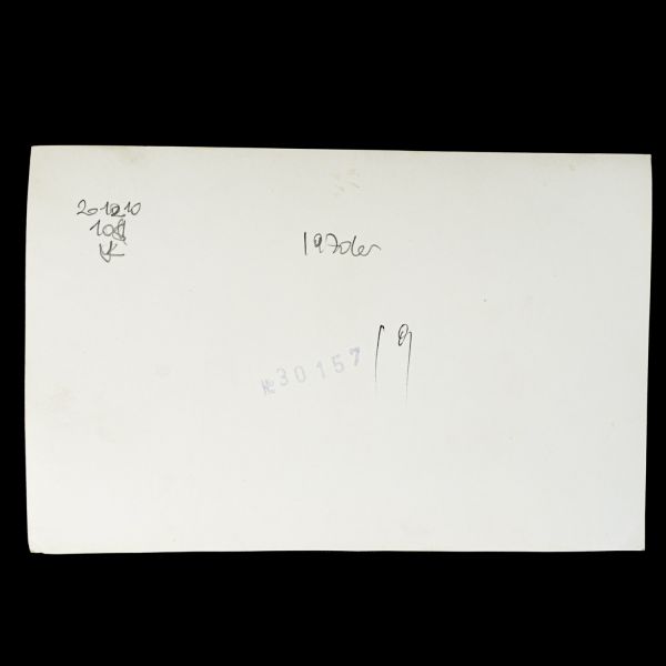 Bir hemşirenin terekesinden, ağırlıkla 1940 - 1960 yılları arasını kapsayan, öğrencilik ve meslek yaşamına ışık tutan 134 adet fotoğraf ve 6 adet belge lotu...