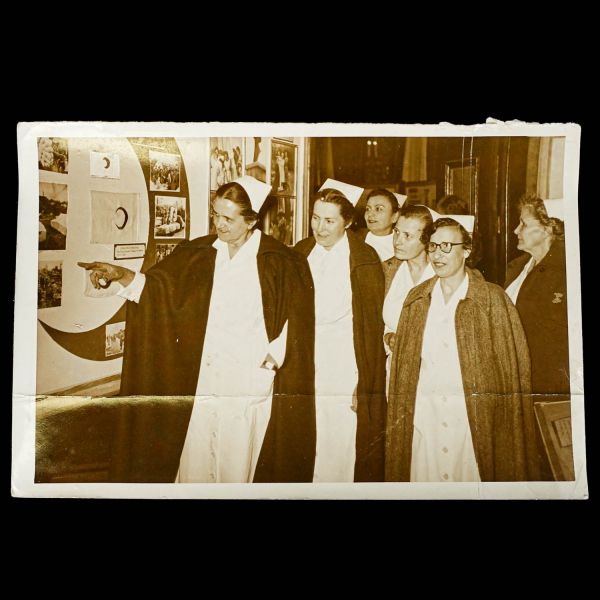 Bir hemşirenin terekesinden, ağırlıkla 1940 - 1960 yılları arasını kapsayan, öğrencilik ve meslek yaşamına ışık tutan 134 adet fotoğraf ve 6 adet belge lotu...