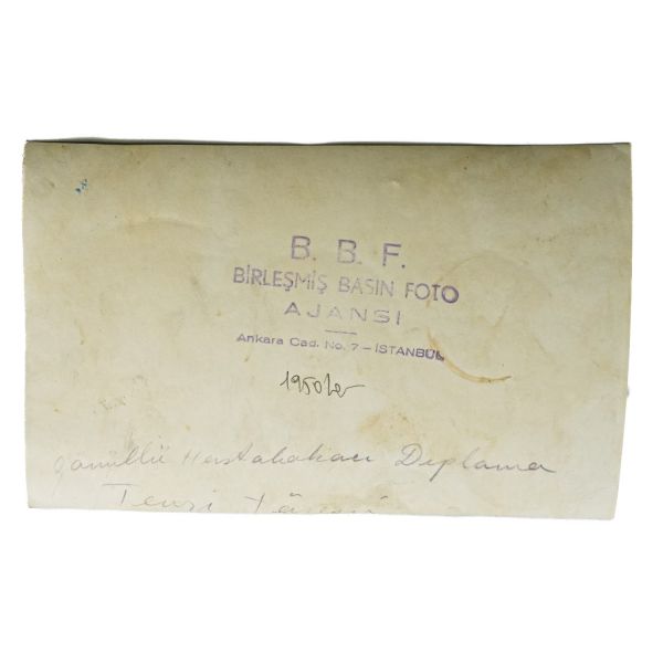 Bir hemşirenin terekesinden, ağırlıkla 1940 - 1960 yılları arasını kapsayan, öğrencilik ve meslek yaşamına ışık tutan 134 adet fotoğraf ve 6 adet belge lotu...