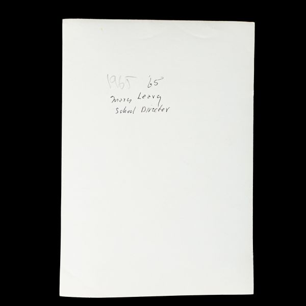 Bir hemşirenin terekesinden, ağırlıkla 1940 - 1960 yılları arasını kapsayan, öğrencilik ve meslek yaşamına ışık tutan 134 adet fotoğraf ve 6 adet belge lotu...