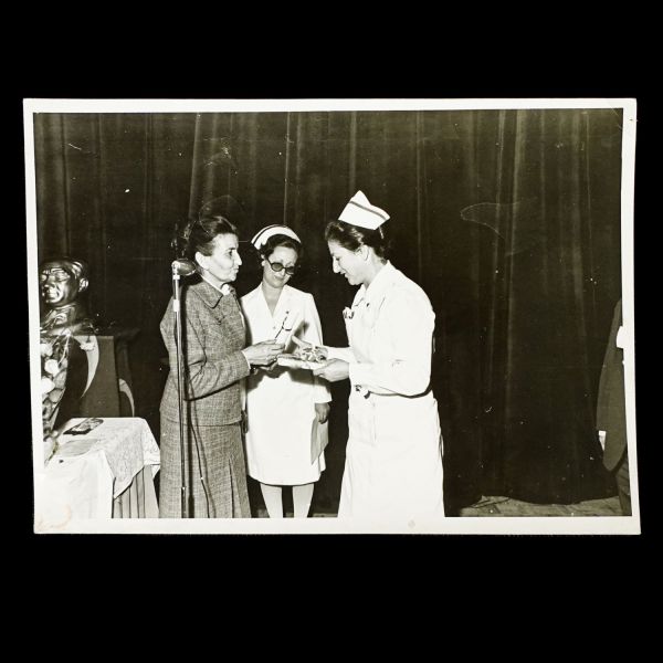 Bir hemşirenin terekesinden, ağırlıkla 1940 - 1960 yılları arasını kapsayan, öğrencilik ve meslek yaşamına ışık tutan 134 adet fotoğraf ve 6 adet belge lotu...