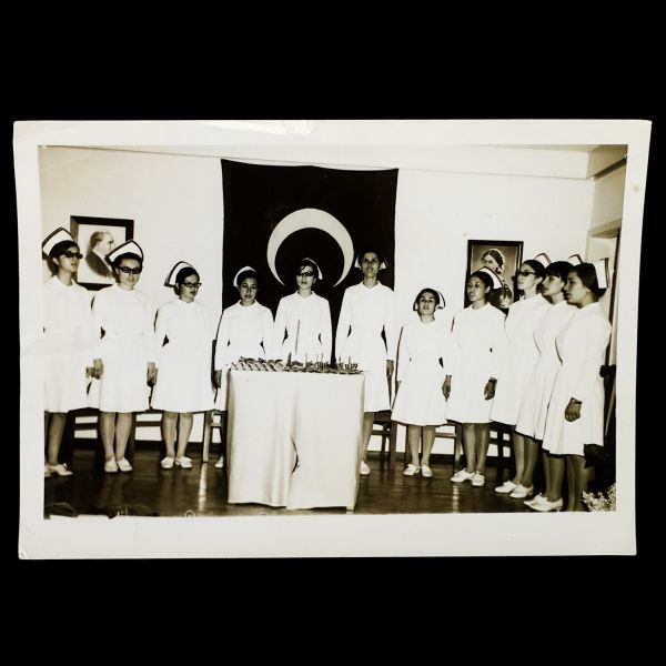 Bir hemşirenin terekesinden, ağırlıkla 1940 - 1960 yılları arasını kapsayan, öğrencilik ve meslek yaşamına ışık tutan 134 adet fotoğraf ve 6 adet belge lotu...