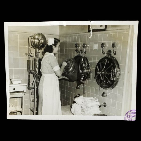 Bir hemşirenin terekesinden, ağırlıkla 1940 - 1960 yılları arasını kapsayan, öğrencilik ve meslek yaşamına ışık tutan 134 adet fotoğraf ve 6 adet belge lotu...