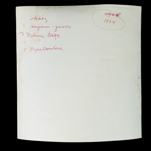 Bir hemşirenin terekesinden, ağırlıkla 1940 - 1960 yılları arasını kapsayan, öğrencilik ve meslek yaşamına ışık tutan 134 adet fotoğraf ve 6 adet belge lotu...