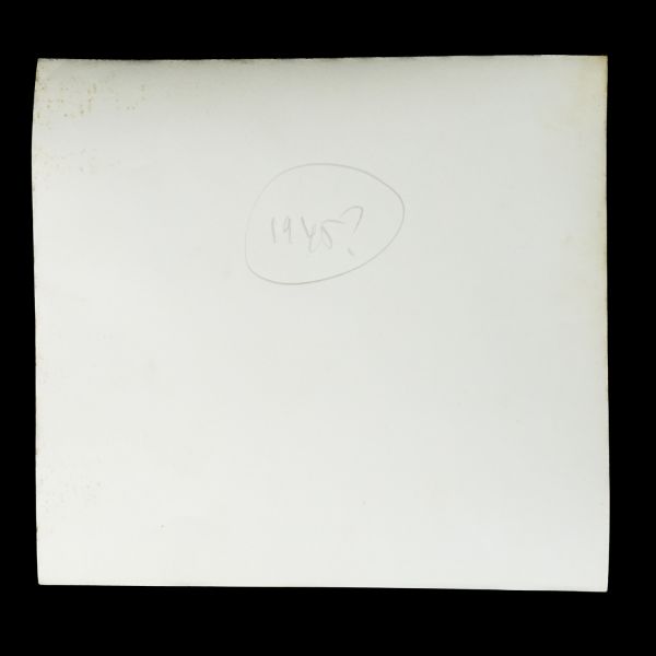 Bir hemşirenin terekesinden, ağırlıkla 1940 - 1960 yılları arasını kapsayan, öğrencilik ve meslek yaşamına ışık tutan 134 adet fotoğraf ve 6 adet belge lotu...