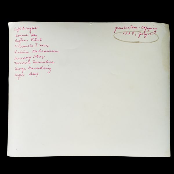 Bir hemşirenin terekesinden, ağırlıkla 1940 - 1960 yılları arasını kapsayan, öğrencilik ve meslek yaşamına ışık tutan 134 adet fotoğraf ve 6 adet belge lotu...