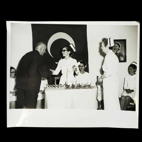 Bir hemşirenin terekesinden, ağırlıkla 1940 - 1960 yılları arasını kapsayan, öğrencilik ve meslek yaşamına ışık tutan 134 adet fotoğraf ve 6 adet belge lotu...