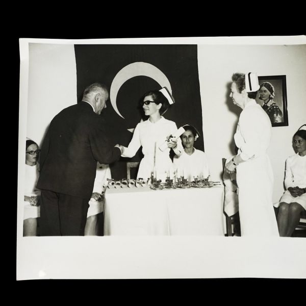 Bir hemşirenin terekesinden, ağırlıkla 1940 - 1960 yılları arasını kapsayan, öğrencilik ve meslek yaşamına ışık tutan 134 adet fotoğraf ve 6 adet belge lotu...