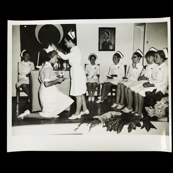 Bir hemşirenin terekesinden, ağırlıkla 1940 - 1960 yılları arasını kapsayan, öğrencilik ve meslek yaşamına ışık tutan 134 adet fotoğraf ve 6 adet belge lotu...