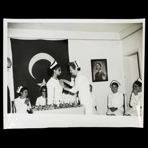 Bir hemşirenin terekesinden, ağırlıkla 1940 - 1960 yılları arasını kapsayan, öğrencilik ve meslek yaşamına ışık tutan 134 adet fotoğraf ve 6 adet belge lotu...