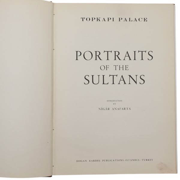 TOPKAPI PALACE PORTRAITS OF THE SULTANS, (metin: Nigar Anafarta, fotoğraflar: Ara Güler), 1967 Doğan Kardeş Matbaası, 13 sayfa + 24 planş, 24x34 cm...