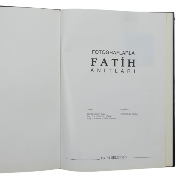 FOTOĞRAFLARLA FATİH ANITLARI, (metin: Semavi Eyice, Mehmet İ. Tunay, M. Baha Tanman - Fotoğraflar: Sabit Kalfagil), Fatih Belediyesi, 127 sayfa, 20x28 cm...