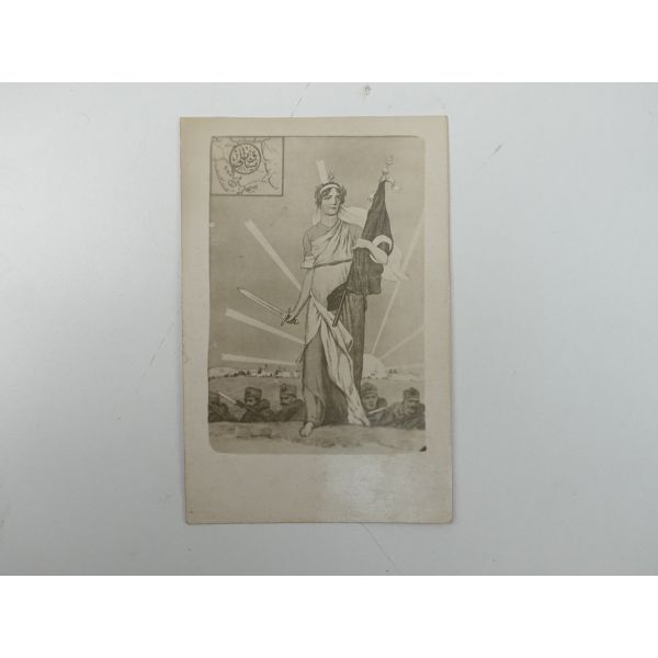 Bir elinde kılıç, bir diğer elinde Türk bayrağı tutan ve Misak-ı Milli´yi temsil eden bir kadın arkasından doğan güneşle hücuma geçen Türk askerlerinin tasvir edildiği, Milli Mücadele dönemi mefkure kartı, 9x14 cm...