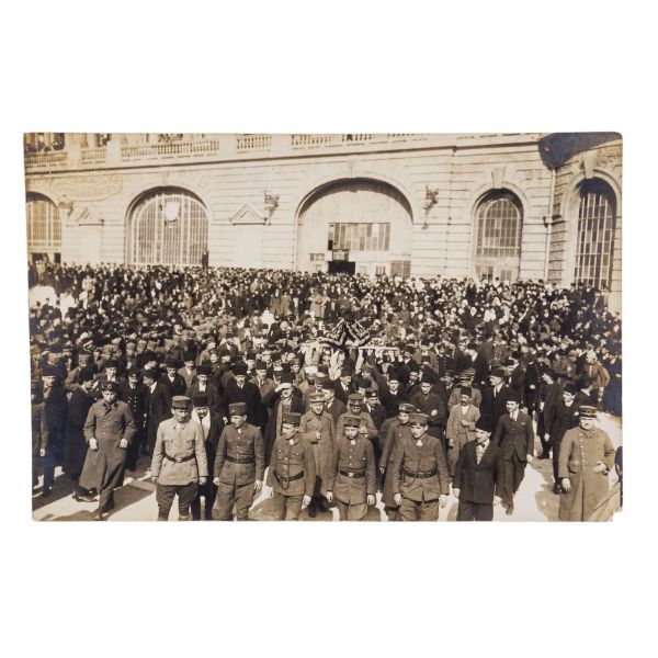 Kars, Sarıkamış ve Ardahan´ı düşman işgalinden kurtaran Deli Halid (Karsıalan) Paşa´nın, TBMM içinde Ali Çetinkaya (Kel Ali) ile kavga ederken vurularak öldürülmesinin akabinde düzenlenen cenaze töreninden beş adet fotoğraf... İçlerinden biri 