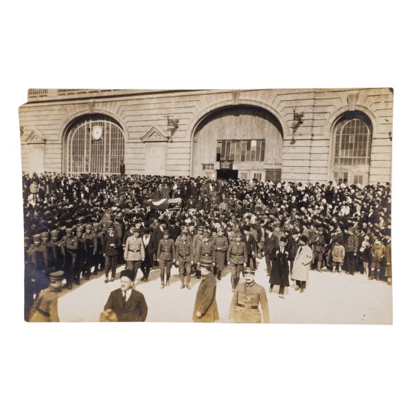 Kars, Sarıkamış ve Ardahan´ı düşman işgalinden kurtaran Deli Halid (Karsıalan) Paşa´nın, TBMM içinde Ali Çetinkaya (Kel Ali) ile kavga ederken vurularak öldürülmesinin akabinde düzenlenen cenaze töreninden beş adet fotoğraf... İçlerinden biri 