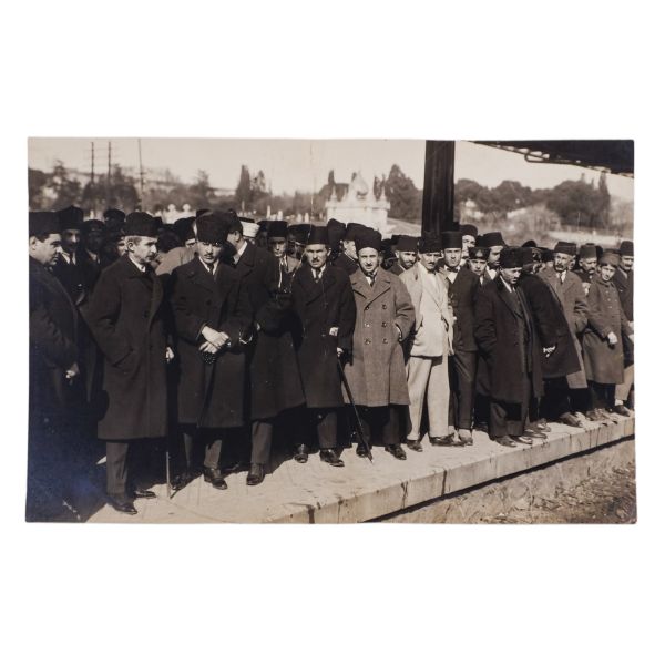 Kars, Sarıkamış ve Ardahan´ı düşman işgalinden kurtaran Deli Halid (Karsıalan) Paşa´nın, TBMM içinde Ali Çetinkaya (Kel Ali) ile kavga ederken vurularak öldürülmesinin akabinde düzenlenen cenaze töreninden beş adet fotoğraf... İçlerinden biri 