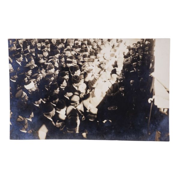 Kars, Sarıkamış ve Ardahan´ı düşman işgalinden kurtaran Deli Halid (Karsıalan) Paşa´nın, TBMM içinde Ali Çetinkaya (Kel Ali) ile kavga ederken vurularak öldürülmesinin akabinde düzenlenen cenaze töreninden beş adet fotoğraf... İçlerinden biri 