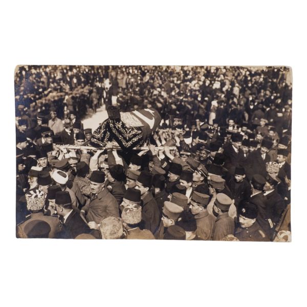 Kars, Sarıkamış ve Ardahan´ı düşman işgalinden kurtaran Deli Halid (Karsıalan) Paşa´nın, TBMM içinde Ali Çetinkaya (Kel Ali) ile kavga ederken vurularak öldürülmesinin akabinde düzenlenen cenaze töreninden beş adet fotoğraf... İçlerinden biri 