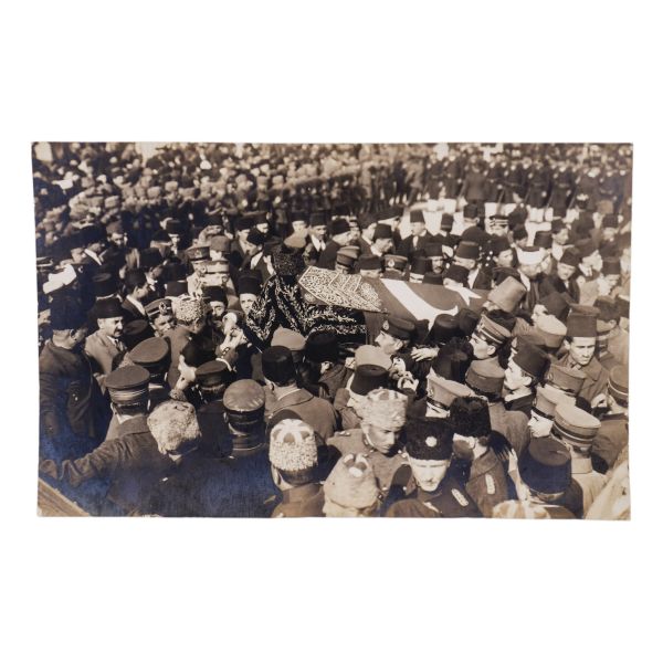 Kars, Sarıkamış ve Ardahan´ı düşman işgalinden kurtaran Deli Halid (Karsıalan) Paşa´nın, TBMM içinde Ali Çetinkaya (Kel Ali) ile kavga ederken vurularak öldürülmesinin akabinde düzenlenen cenaze töreninden beş adet fotoğraf... İçlerinden biri 