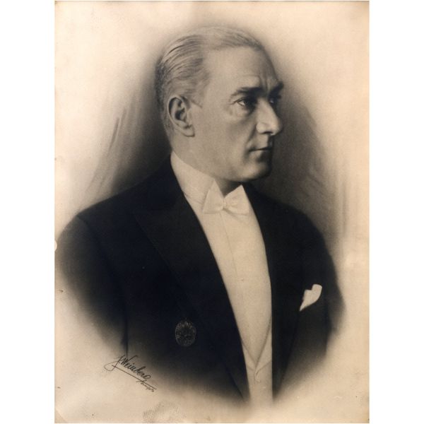 Mustafa Kemal Atatürk´ün İstiklâl Madalyası ile görüldüğü, 
