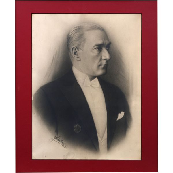 Mustafa Kemal Atatürk´ün İstiklâl Madalyası ile görüldüğü, 