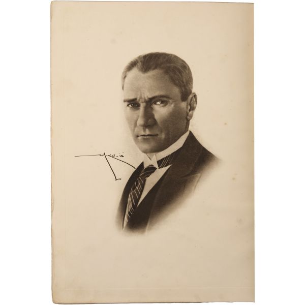 Milletvekillerine özel, sınırlı sayıda bastırılan, özel tasarım deri ciltli NUTUK´un, Kastamonu Mebusu Hasan Fehmi (Tümerkan) Bey´e ait nüshası, Gazi Mustafa Kemal (Atatürk), 1927, Türk Tayyare Cemiyeti, 627 sayfa metin + harita ekleri (8 adet), 21x28 cm...