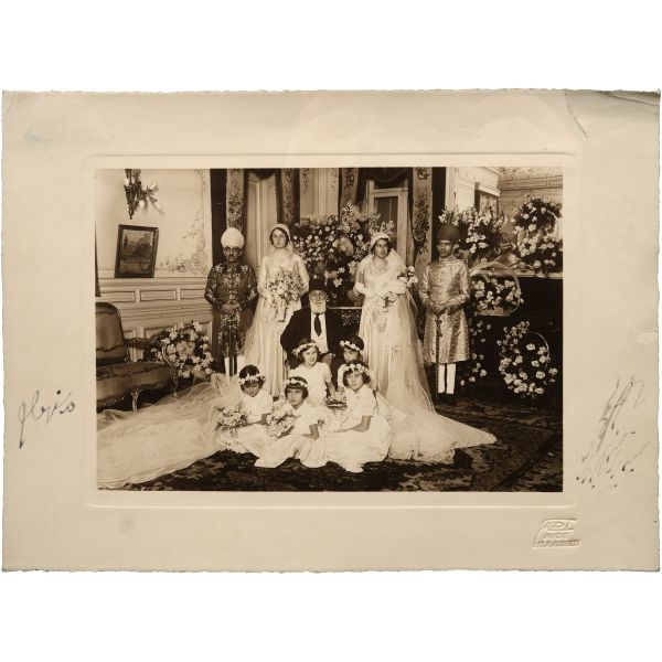 Son Osmanlı halifesi Abdülmecid Efendi, tek kızı Dürrüşehvar Sultan ve Şehzade Azam Jah (Şah) ile Dürrüşehvar´ın kuzeni Nilüfer Sultan ve Muazzam Jah´ın Fransa, Nice´te düzenlenen çifte düğününde, Kasım 1931, fotoğraf 22,5x16,5 cm, çerçeve 44,5x36,5 cm...
