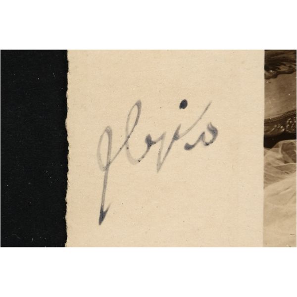 Son Osmanlı halifesi Abdülmecid Efendi, tek kızı Dürrüşehvar Sultan ve Şehzade Azam Jah (Şah) ile Dürrüşehvar´ın kuzeni Nilüfer Sultan ve Muazzam Jah´ın Fransa, Nice´te düzenlenen çifte düğününde, Kasım 1931, fotoğraf 22,5x16,5 cm, çerçeve 44,5x36,5 cm...