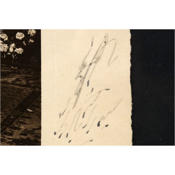 Son Osmanlı halifesi Abdülmecid Efendi, tek kızı Dürrüşehvar Sultan ve Şehzade Azam Jah (Şah) ile Dürrüşehvar´ın kuzeni Nilüfer Sultan ve Muazzam Jah´ın Fransa, Nice´te düzenlenen çifte düğününde, Kasım 1931, fotoğraf 22,5x16,5 cm, çerçeve 44,5x36,5 cm...