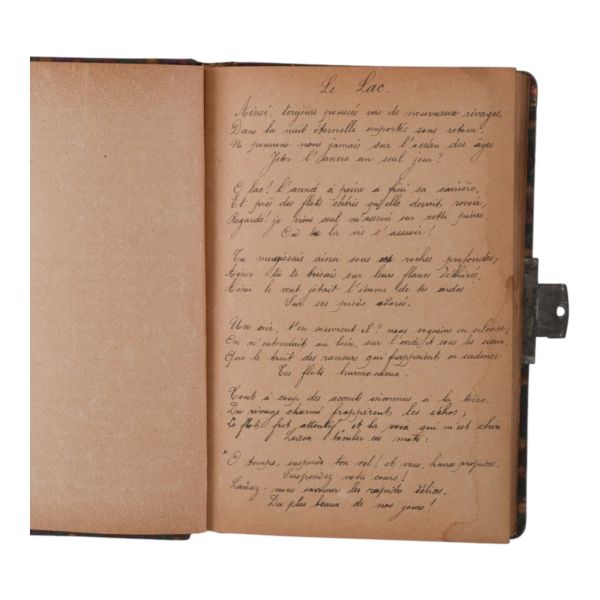 İstanbul´da yaşayan İtalyan asıllı bir Levantene ait, 24 Ağustos 1920´den başlanarak 24 Ağustos 1922´ye değin tutulmuş; farklı isimler tarafından yazılıp imzalanmış şiirler, alıntılar ve resimlerle doldurulmuş, 