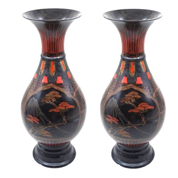 Mavi-beyaz porselen üzerine lake floral motifler ve geometrik desenlerle bezeli bir çift seramik vazo, 38,5x14 cm...