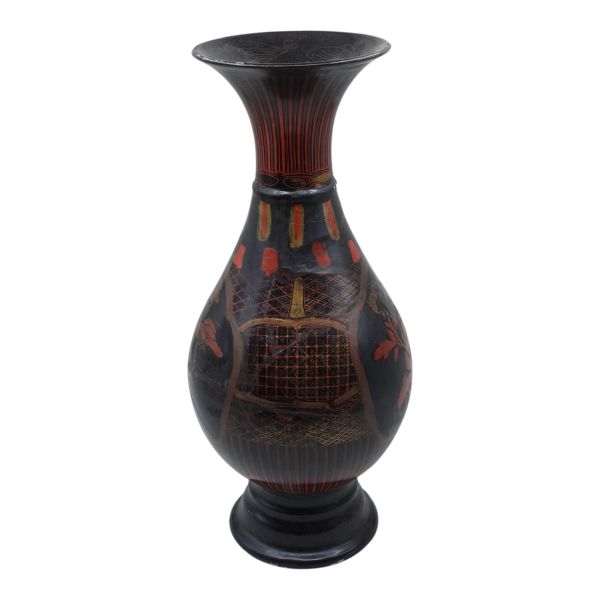 Mavi-beyaz porselen üzerine lake floral motifler ve geometrik desenlerle bezeli bir çift seramik vazo, 38,5x14 cm...