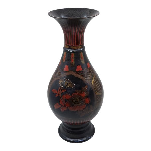 Mavi-beyaz porselen üzerine lake floral motifler ve geometrik desenlerle bezeli bir çift seramik vazo, 38,5x14 cm...