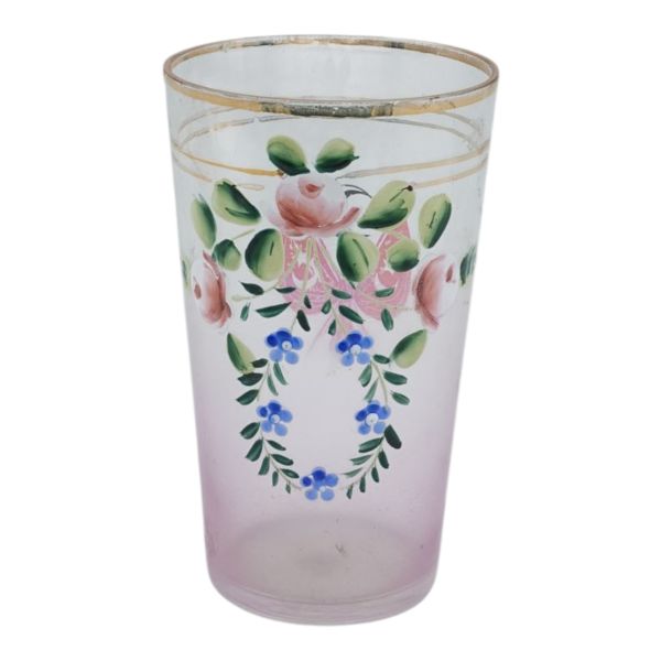 II. Meşrutiyet (1908) döneminden, bir yüzü hilal ve Türk sancağı görselli, diğer yüzü el boyama floral motiflerle bezeli cam su bardağı, üst bölümü ve ağızlığı altın yaldız şeritli, 7x12 cm...