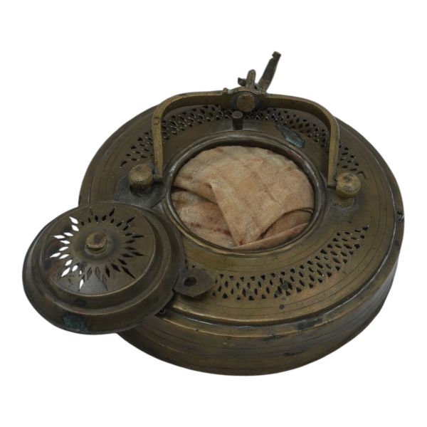 Osmanlıca usta damgalı, bez körüklü bakır fener, kapalı halde 11x2,5 cm...