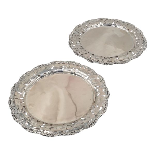 Kenarları kabartma desenli ve kalem işçilikli floral motiflerle bezeli bir çift gümüş kaplama tabak, 460 gr, 23,5x1 cm...