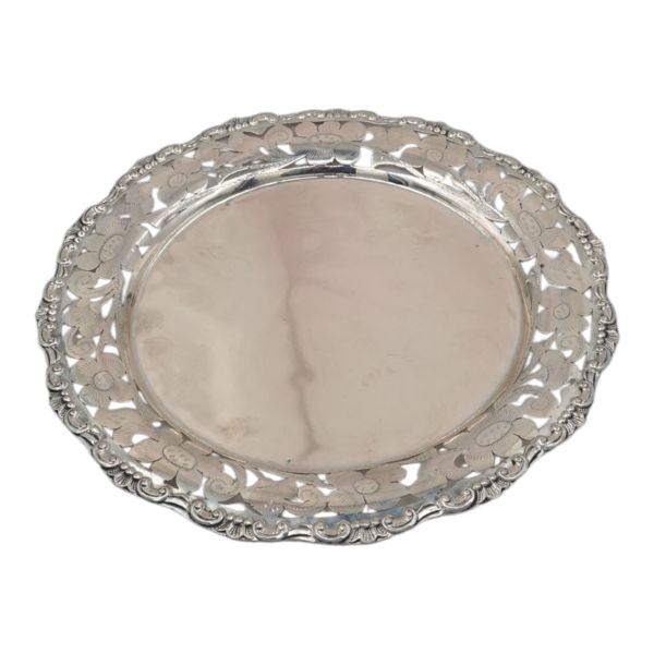 Kenarları kabartma desenli ve kalem işçilikli floral motiflerle bezeli bir çift gümüş kaplama tabak, 460 gr, 23,5x1 cm...