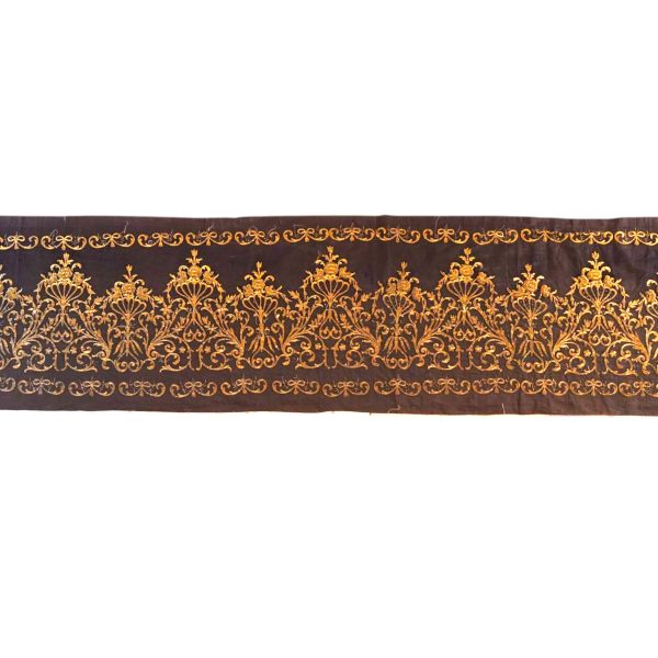 Osmanlı döneminden, lacivert kadife kumaş üzerine dival işi tekniğiyle altın sırma işlemeli etek örtüsü, 400x58 cm...