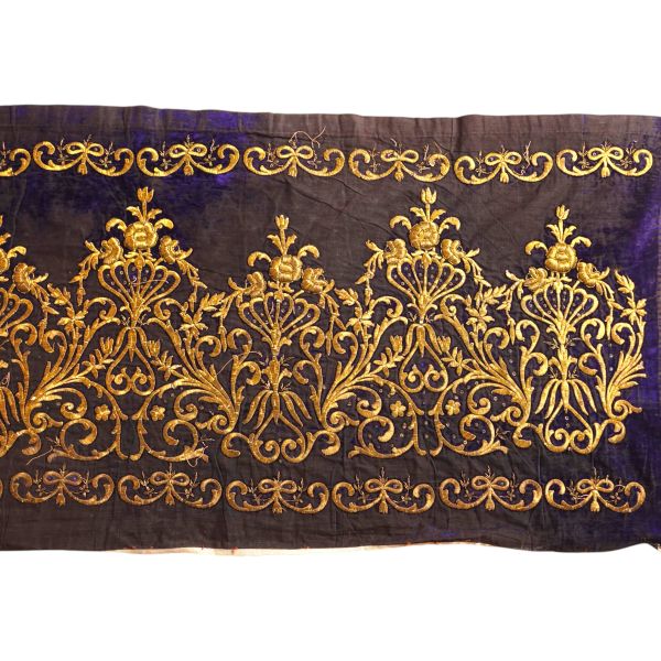 Osmanlı döneminden, lacivert kadife kumaş üzerine dival işi tekniğiyle altın sırma işlemeli etek örtüsü, 400x58 cm...