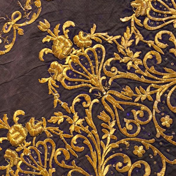 Osmanlı döneminden, lacivert kadife kumaş üzerine dival işi tekniğiyle altın sırma işlemeli etek örtüsü, 400x58 cm...