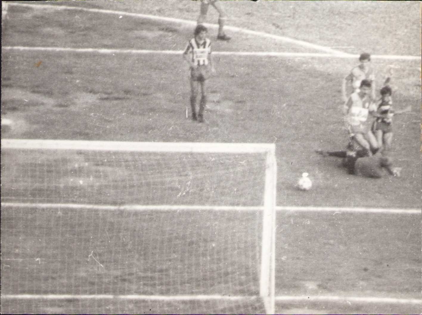 1981 yılında Fenerbahçe ve Galatasaray futbol takımları arasında İnönü Stadyumu'nda oynanan TSYD [Türkiye Spor Yazarları Derneği] Kupası final müsabakasına ait fotoğraflar, 12 adet, 12x9 cm.