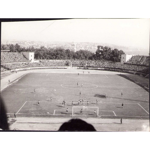 1981 yılında Fenerbahçe ve Galatasaray futbol takımları arasında İnönü Stadyumu'nda oynanan TSYD [Türkiye Spor Yazarları Derneği] Kupası final müsabakasına ait fotoğraflar, 12 adet, 12x9 cm.