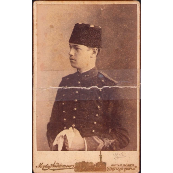 Photo Nikola Andriomenos, Kalpaklı Osmanlı askeri, ortadan kopuk,6x9 cm